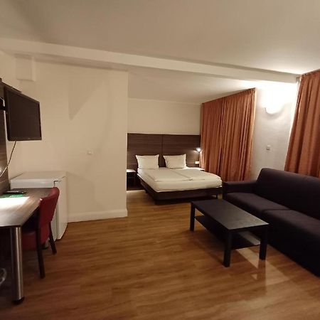 Hotel Ariana Koeln Bagian luar foto