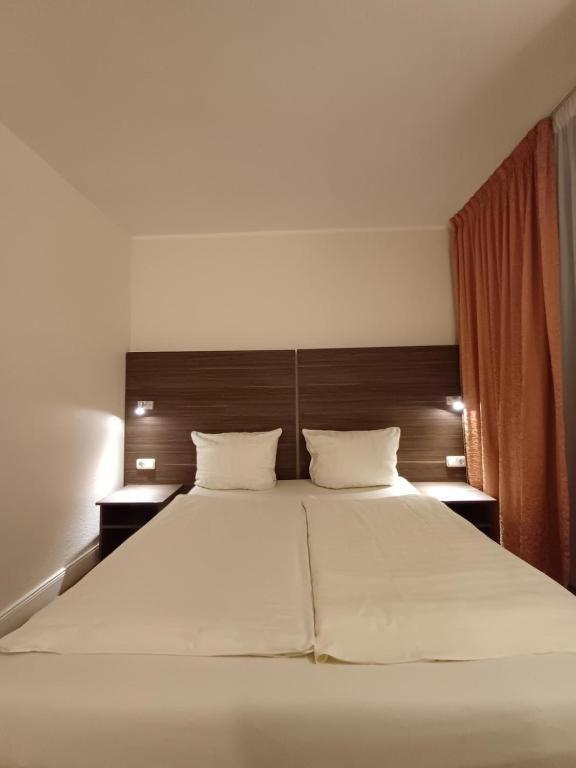 Hotel Ariana Koeln Bagian luar foto